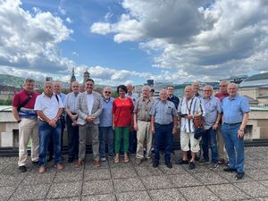 Dr. Stefan Fulst-Blei mit der Besuchergruppe auf der Dachterrasse des Abgeordnetenhauses am Schlossplatz.