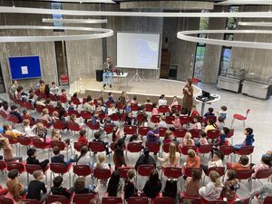 Stefan Fulst-Blei liest in der neugestalteten Mensa der Friedrich-Ebert-Grundschule im Mannheimer Stadtteil Waldhof vor.