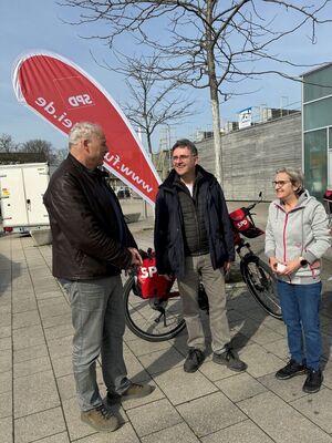 Stefan Fulst-Blei im Gespräch mit Bürgerinnen und Bürgern an seinem Fahrrad-Stand auf dem Lena-Maurer-Platz