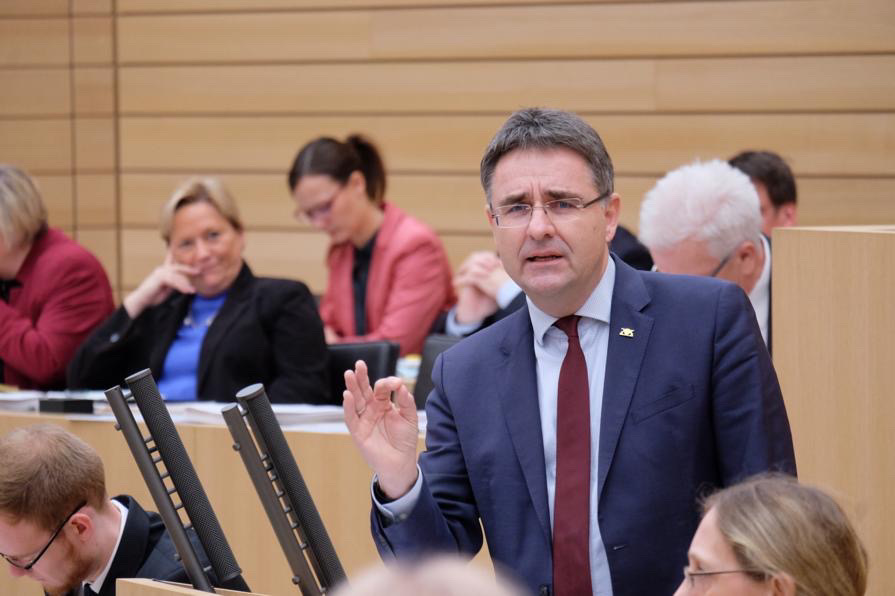Dr. Stefan Fulst-Blei bei einer Debatte im Landtag.